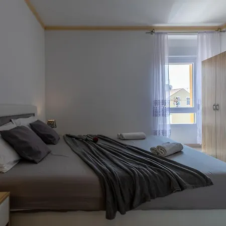 Piazza Gasthuis 3*